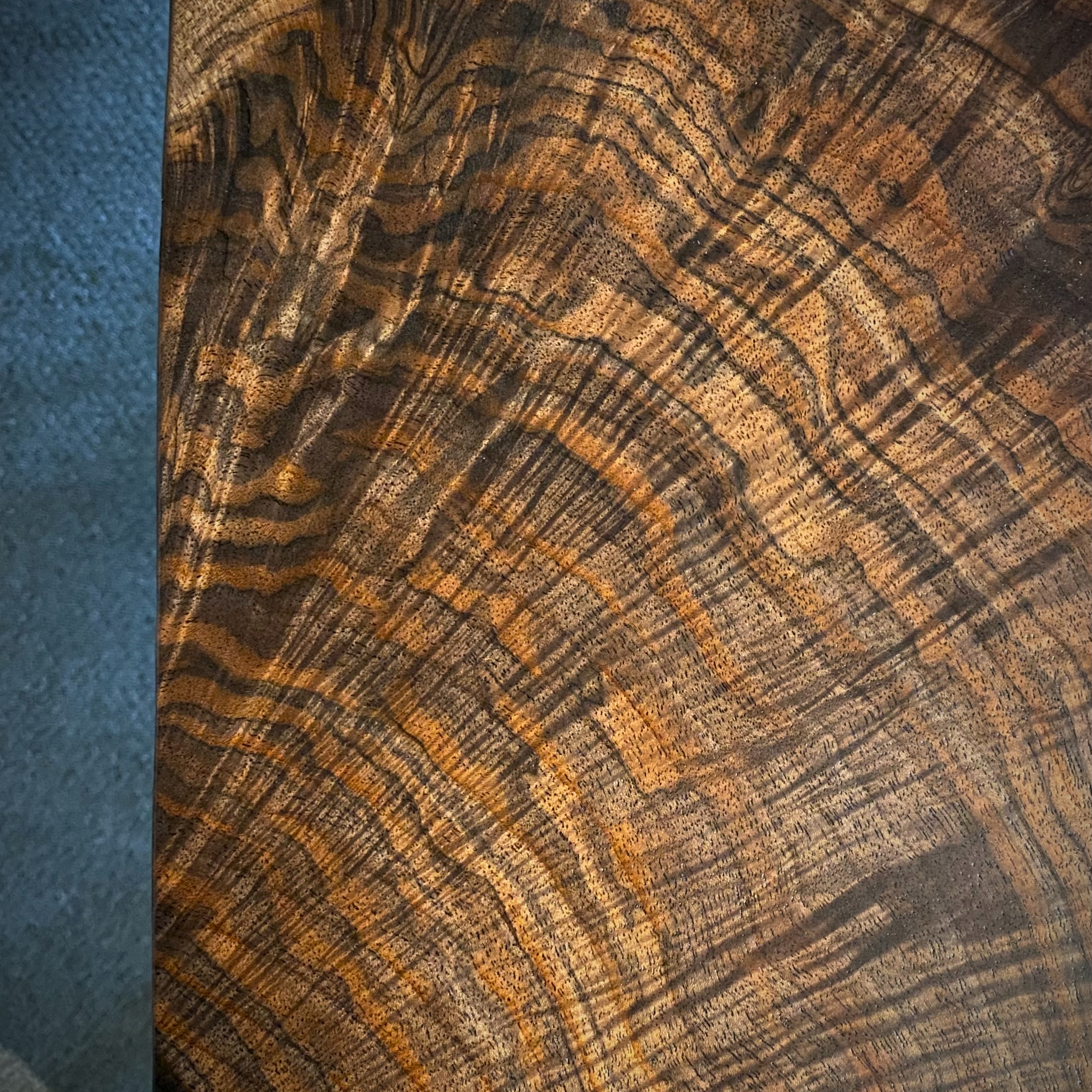 杢」の種類 一枚板に出る杢目・木目・柾目・板目の違いも解説！ | 一枚板テーブル、無垢材 天板の販売【アトリエ木馬】