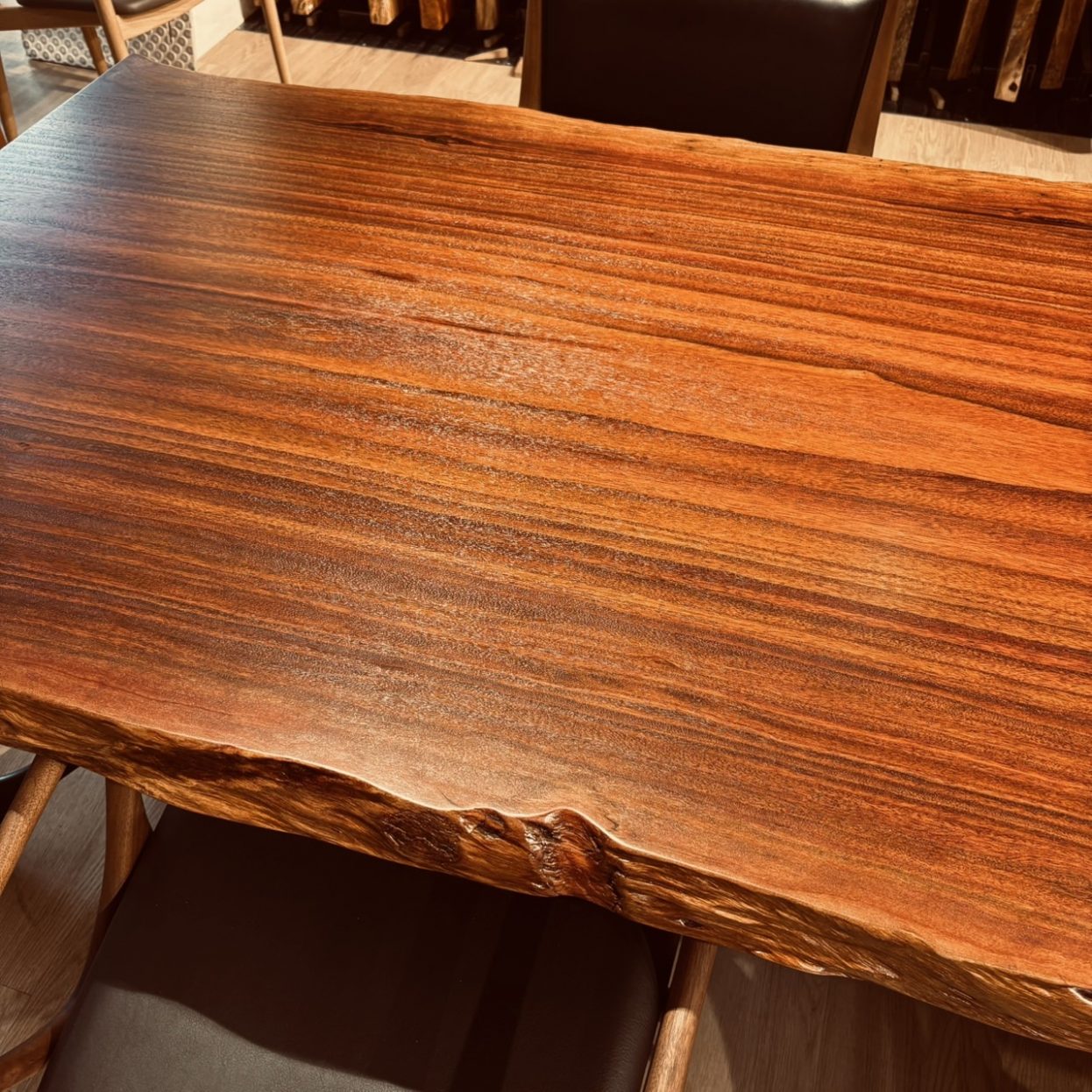 青山店新入荷のロジータウォールナット一枚板