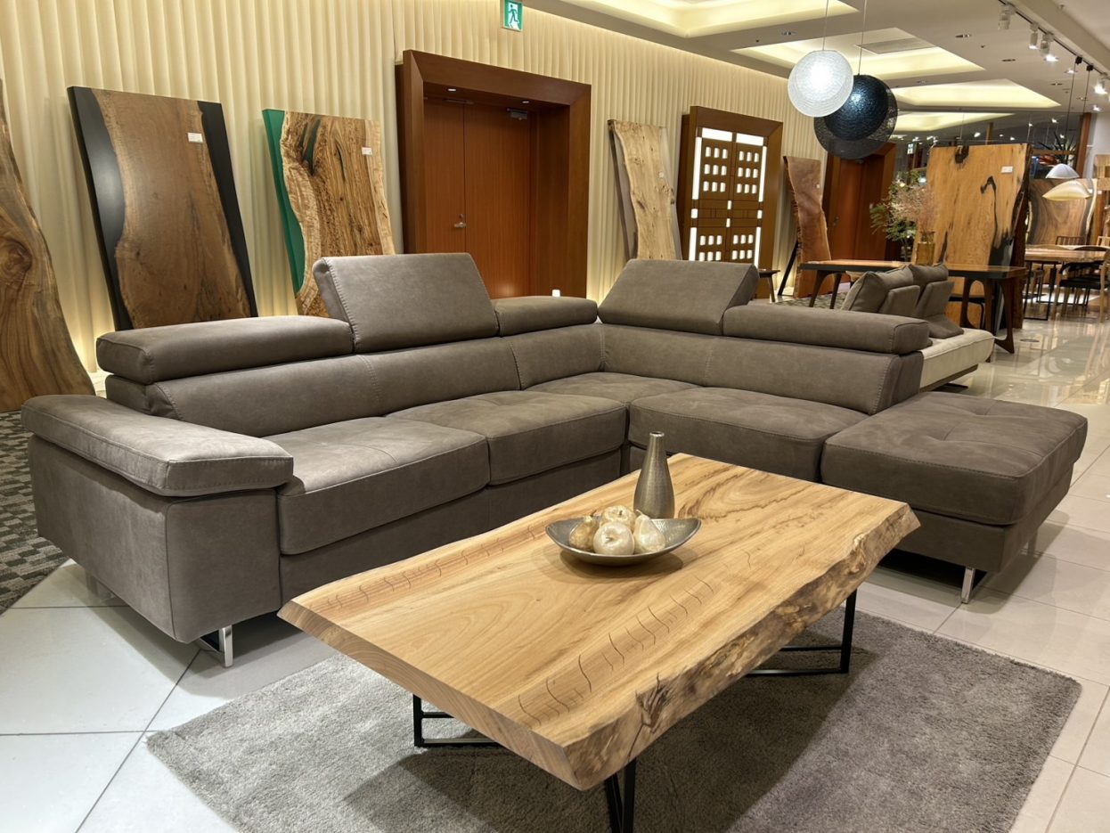 ロブストソファとクス一枚板テーブルのコーディネート