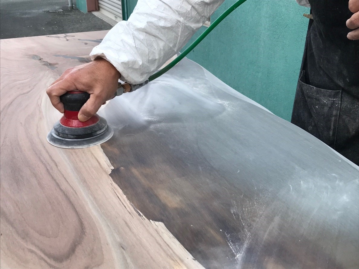 レジンテーブルの研磨作業