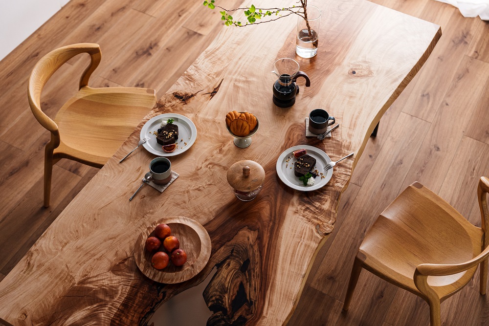 トチ一枚板テーブル