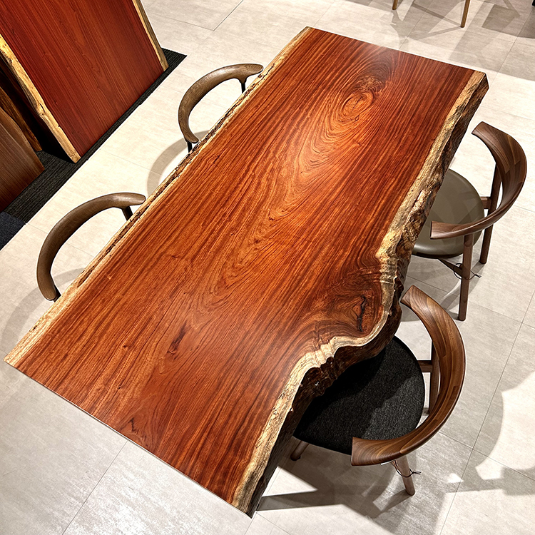 横浜店展示のブビンガ一枚板テーブル