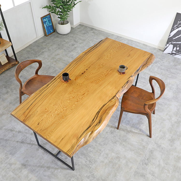 横浜店展示の屋久杉一枚板テーブル