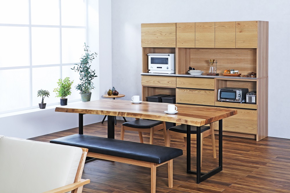 無垢材と集成材の家具を合わせたコーディネート