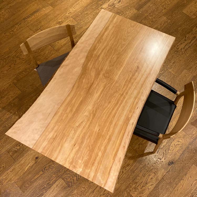 梅田店おすすめのマカバ一枚板