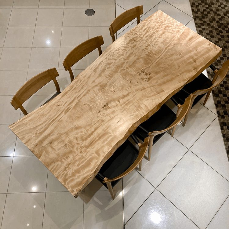 梅田店おすすめのトチ一枚板