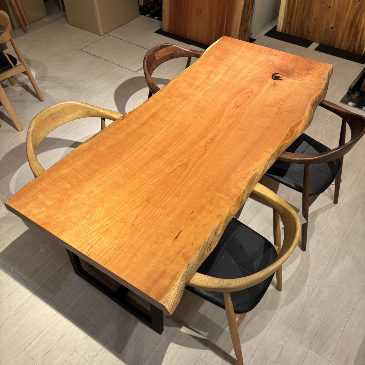 12/4-23　アトリエ木馬・新宿　一枚板フェア