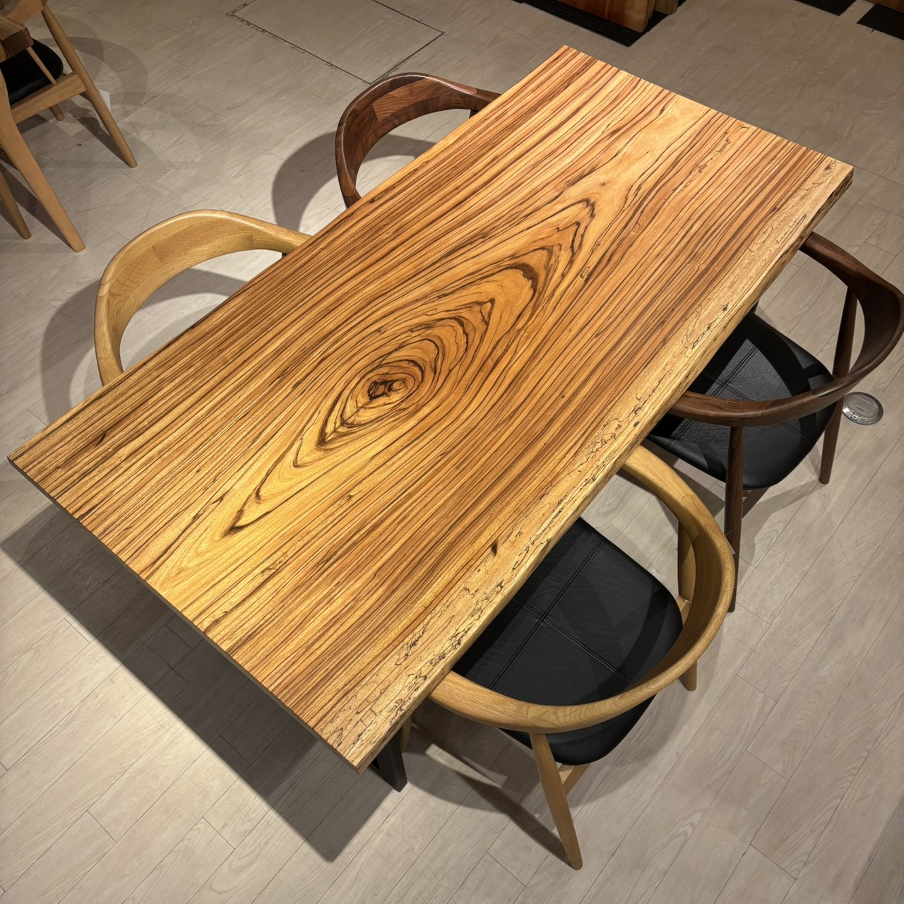 12/4-23　アトリエ木馬・新宿　一枚板フェア