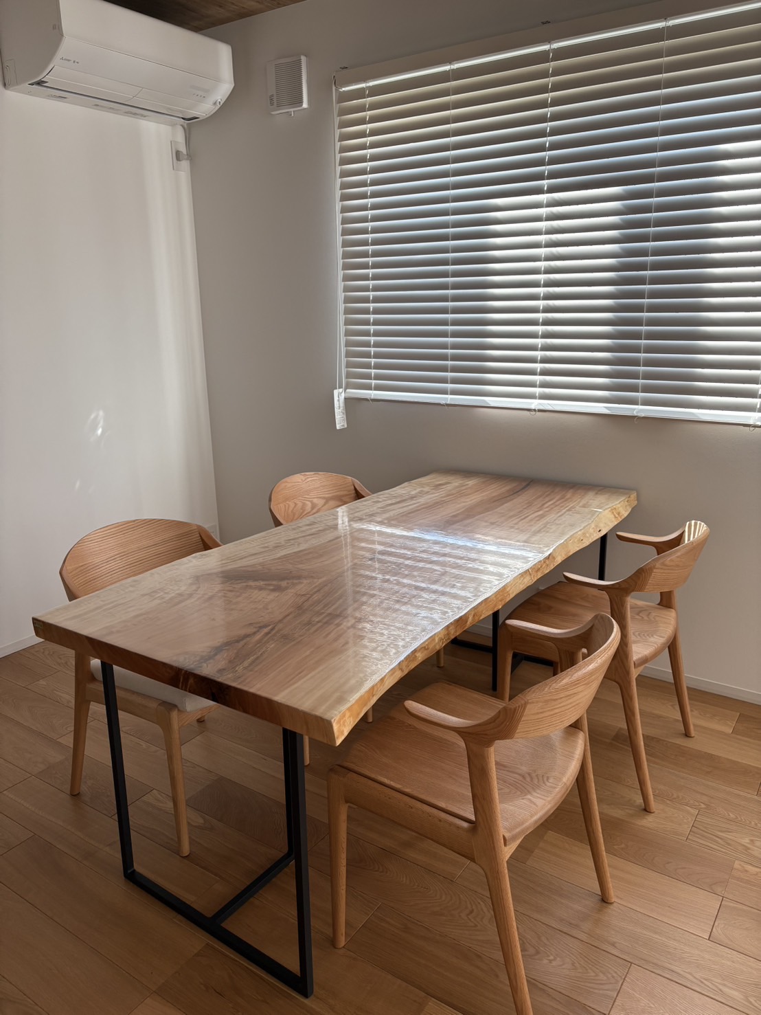 トチ一枚板テーブル納品事例