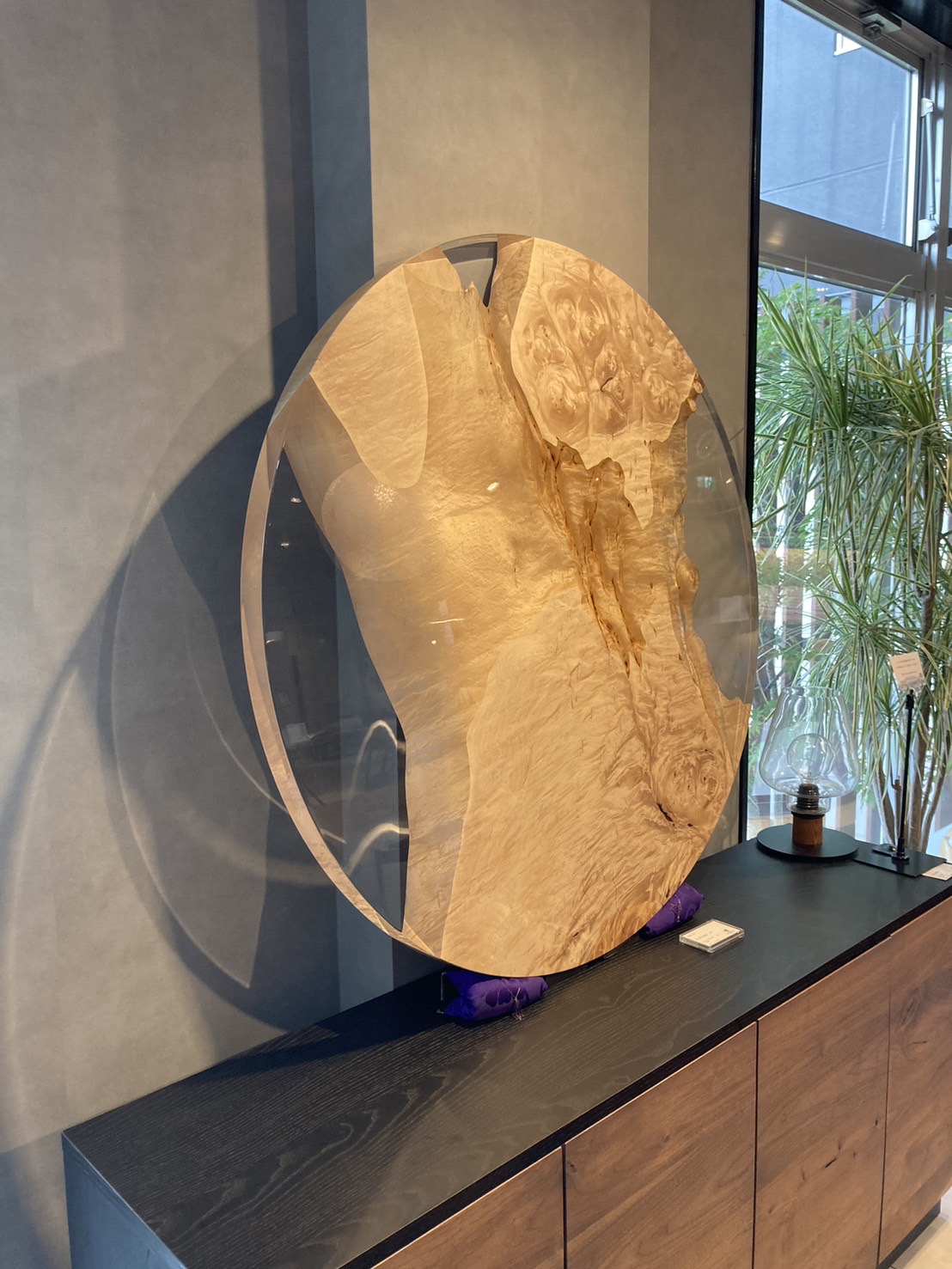 まるでアートのようなトチレジンテーブル