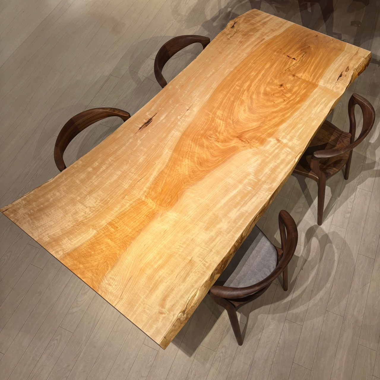 新宿店おすすめのトチ一枚板