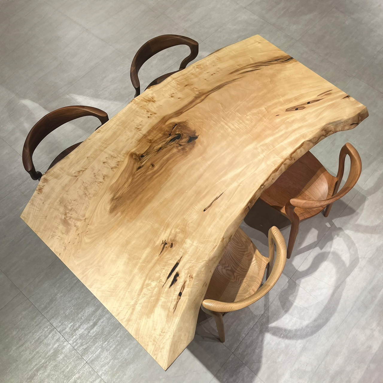 横浜店おすすめのトチ一枚板