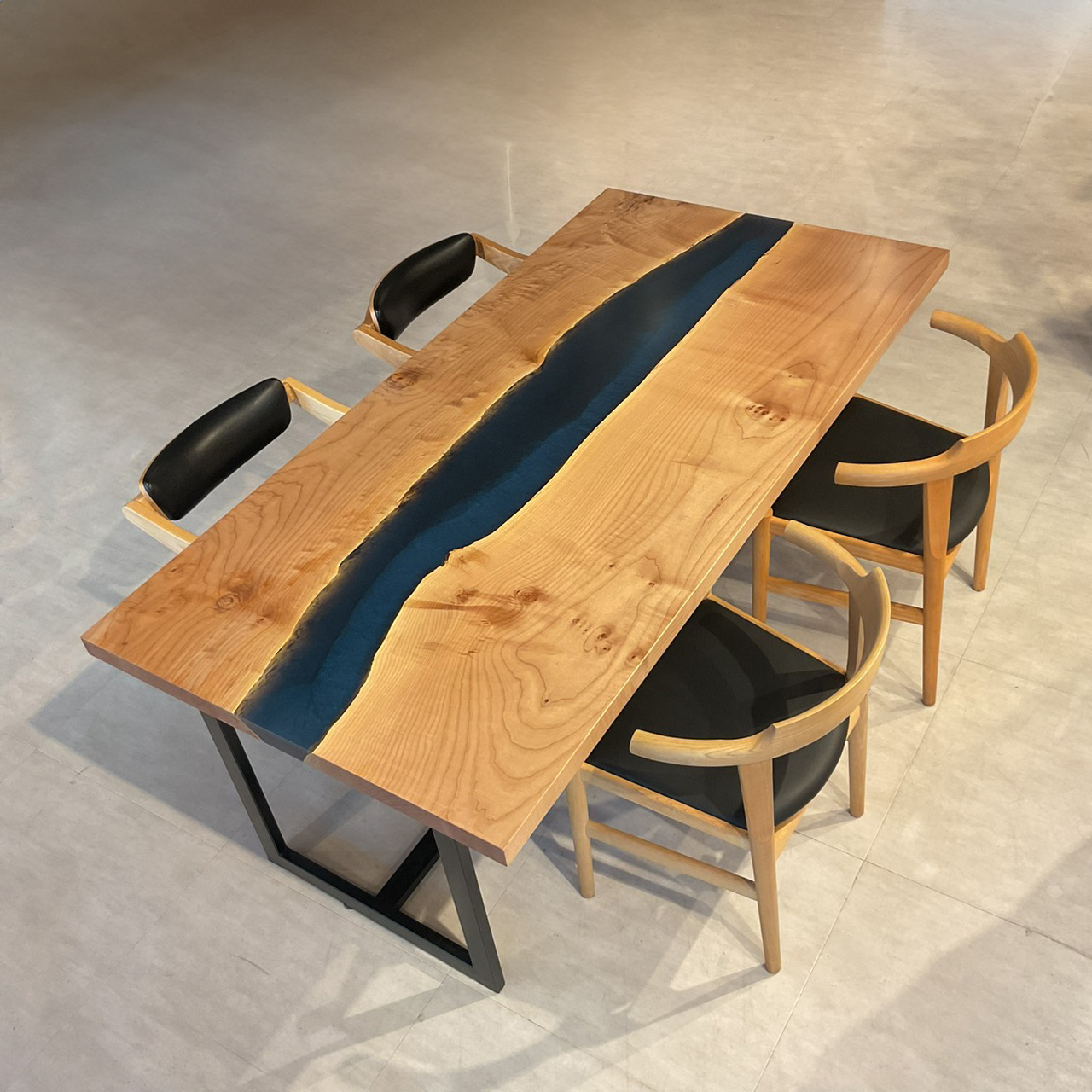 天神店おすすめのビッグリーフメープルレジンテーブル