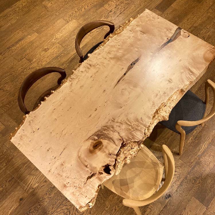 梅田店おすすめのトチ一枚板