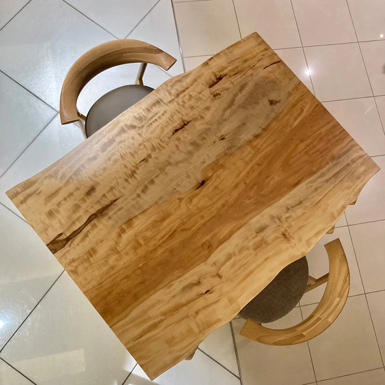 梅田店おすすめのトチ一枚板