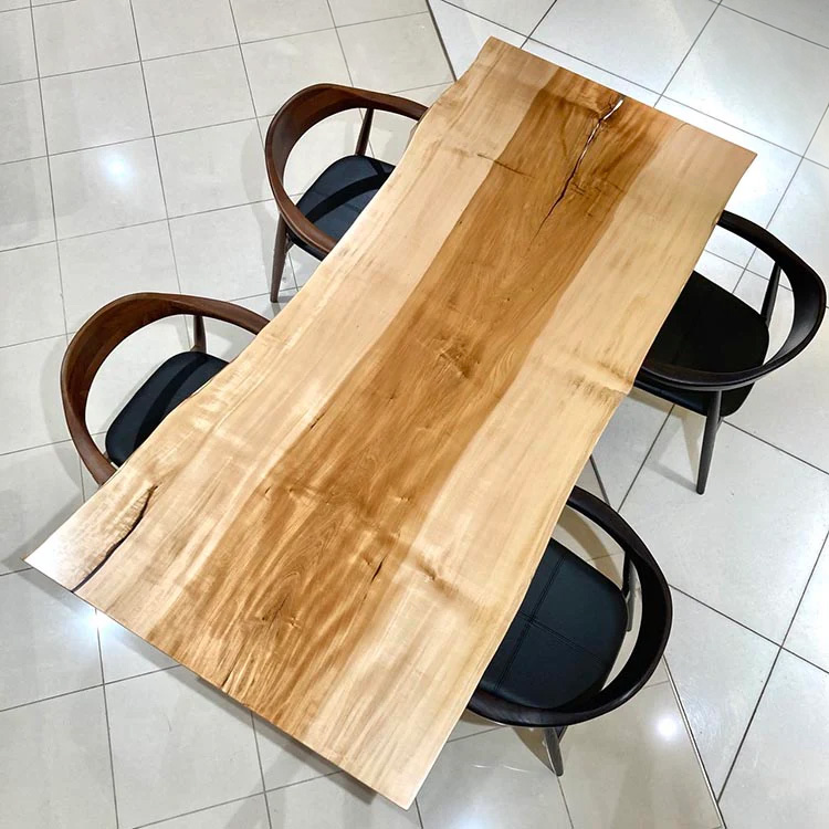 梅田店おすすめのトチ一枚板