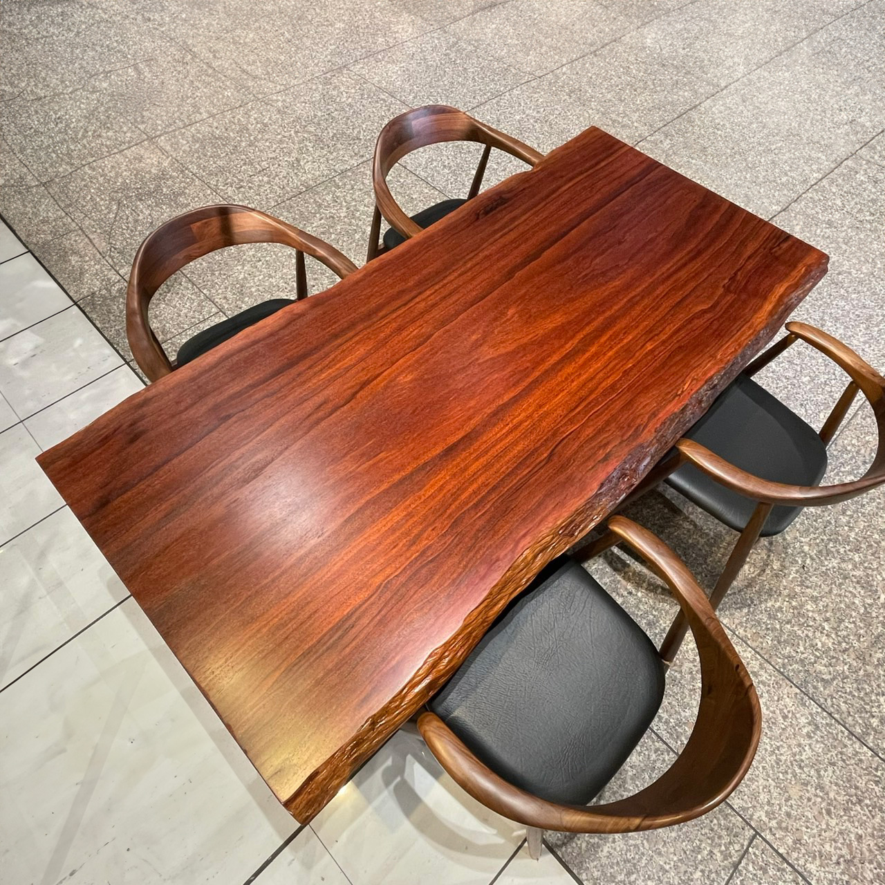 新宿店おすすめのロジータウォールナット一枚板