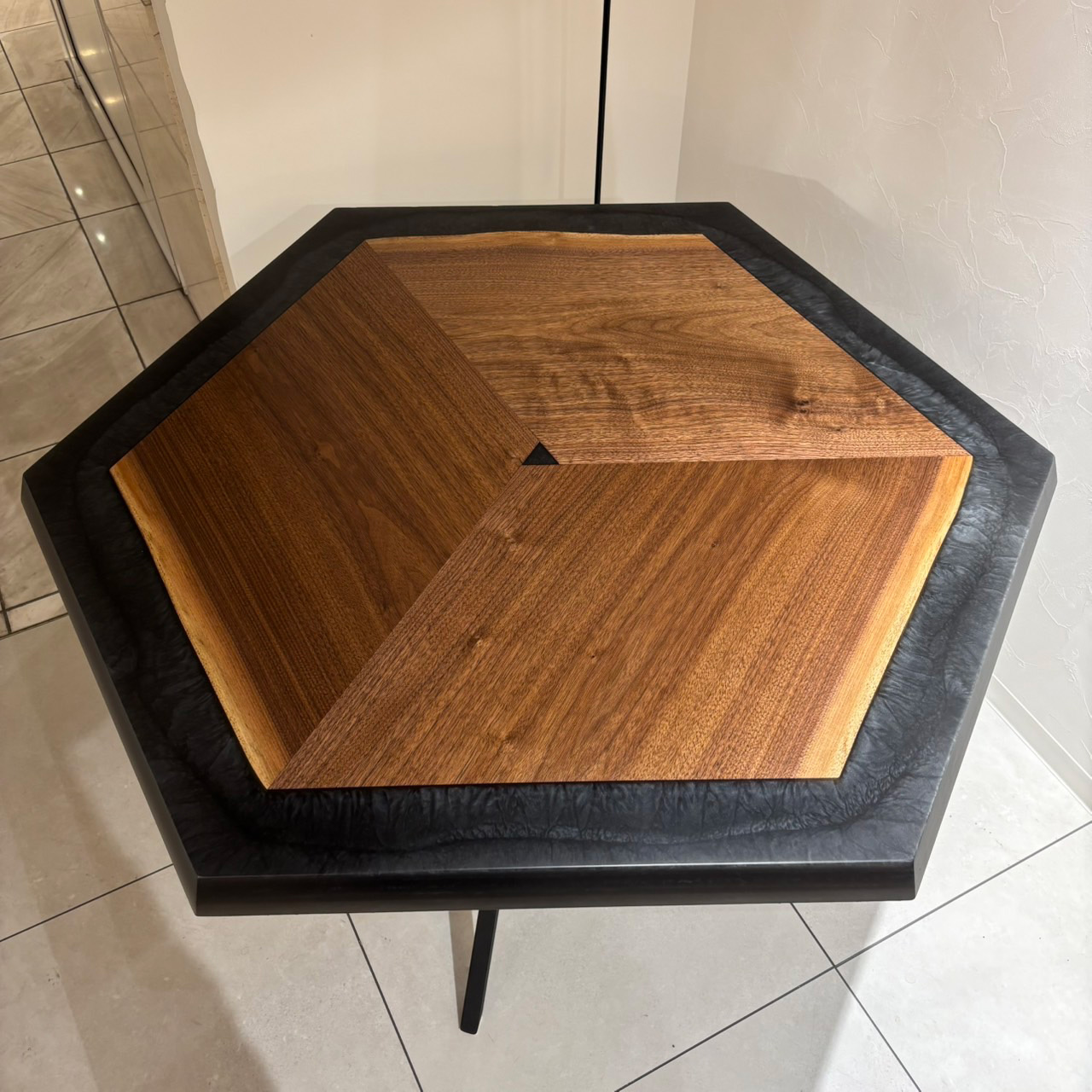 レジン店おすすめのテトラウォールナットレジンテーブル