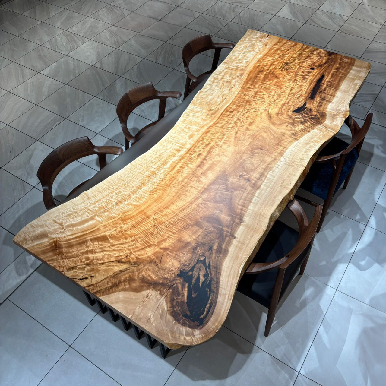 新宿店おすすめのトチ一枚板