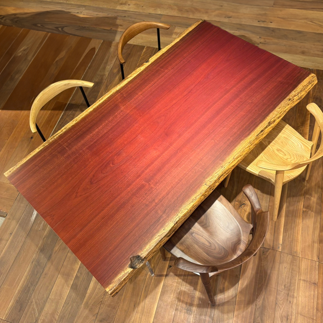 吉祥寺店おすすめのパープルハート一枚板