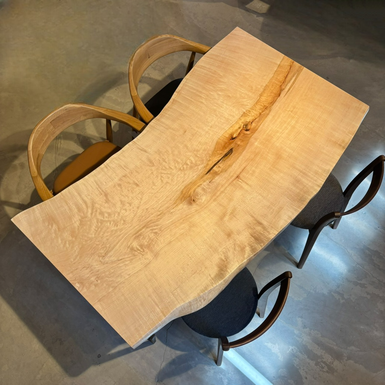 吉祥寺店おすすめのカエデ一枚板