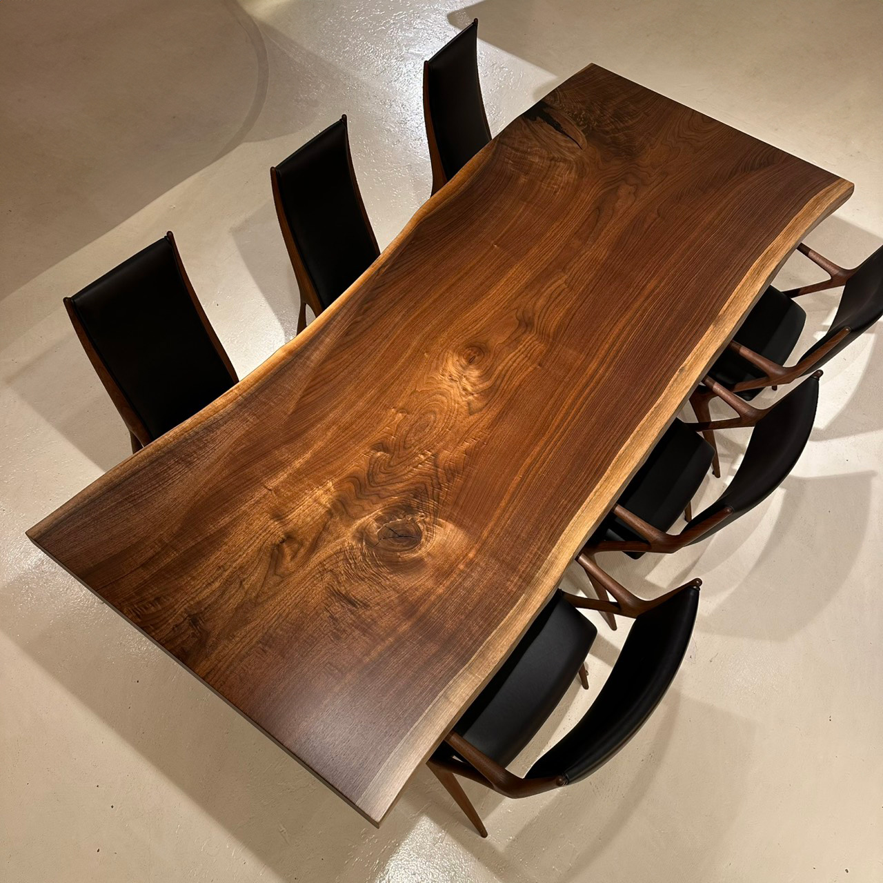 青山店おすすめのウォールナット一枚板