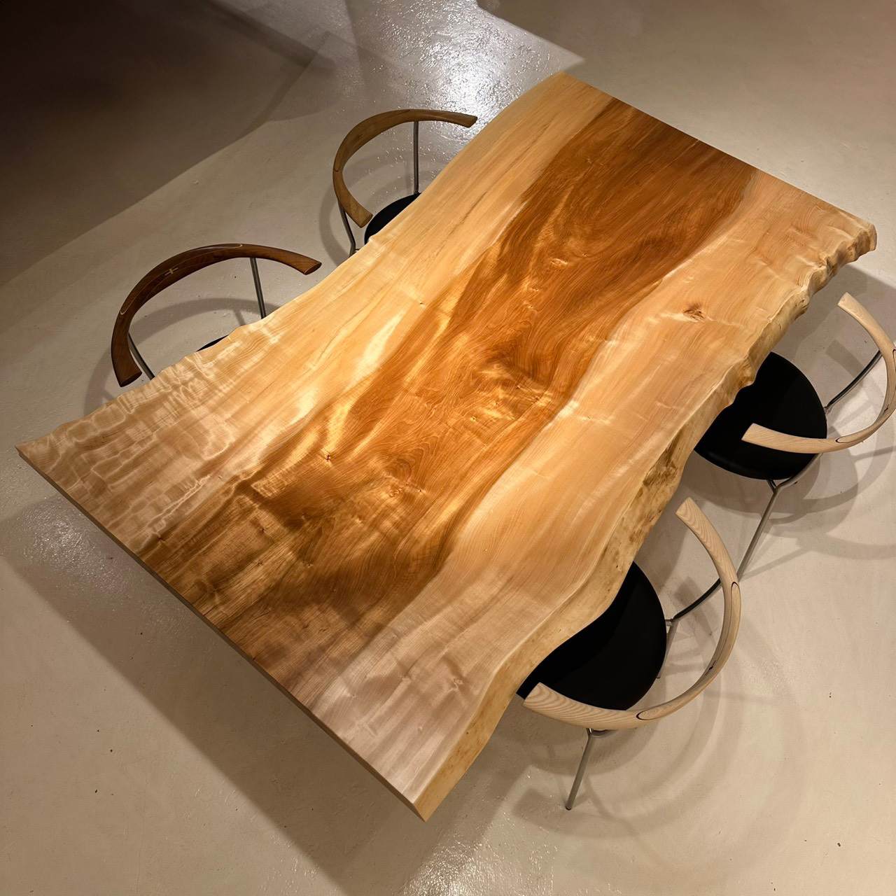 青山店おすすめのトチ一枚板