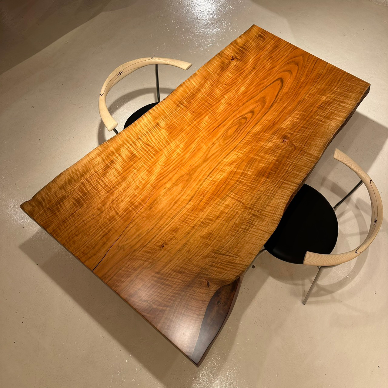 青山店おすすめのヤマザクラ一枚板