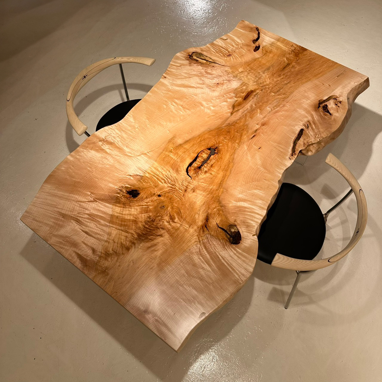 青山店おすすめのカエデ一枚板