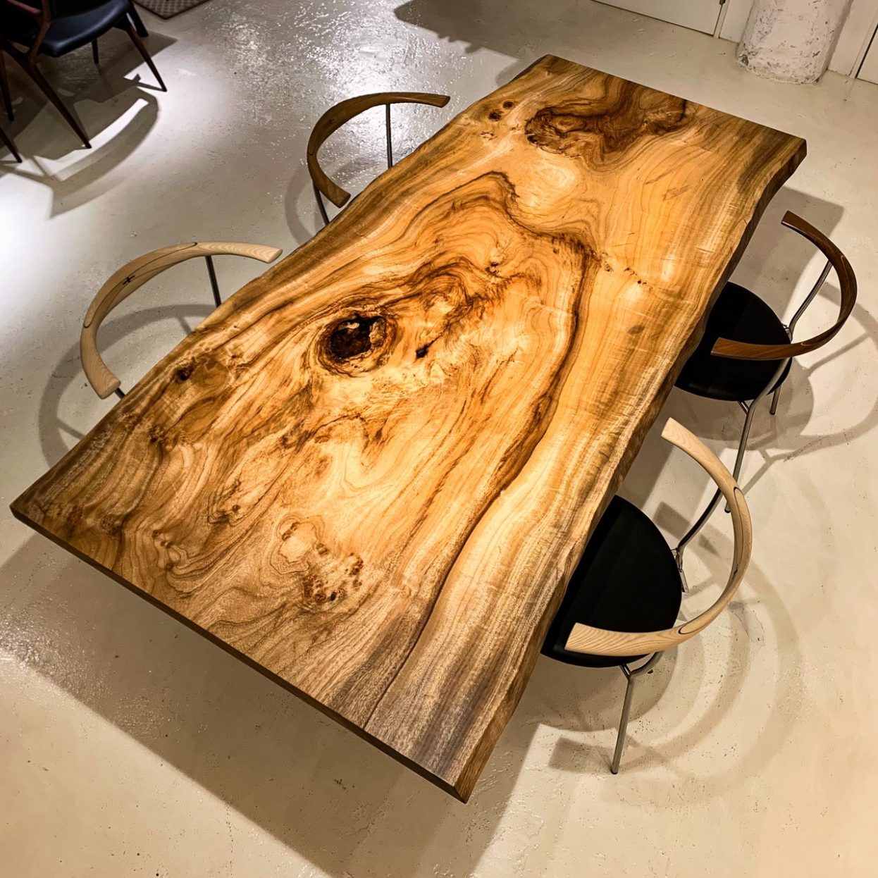 青山店展示のクス一枚板