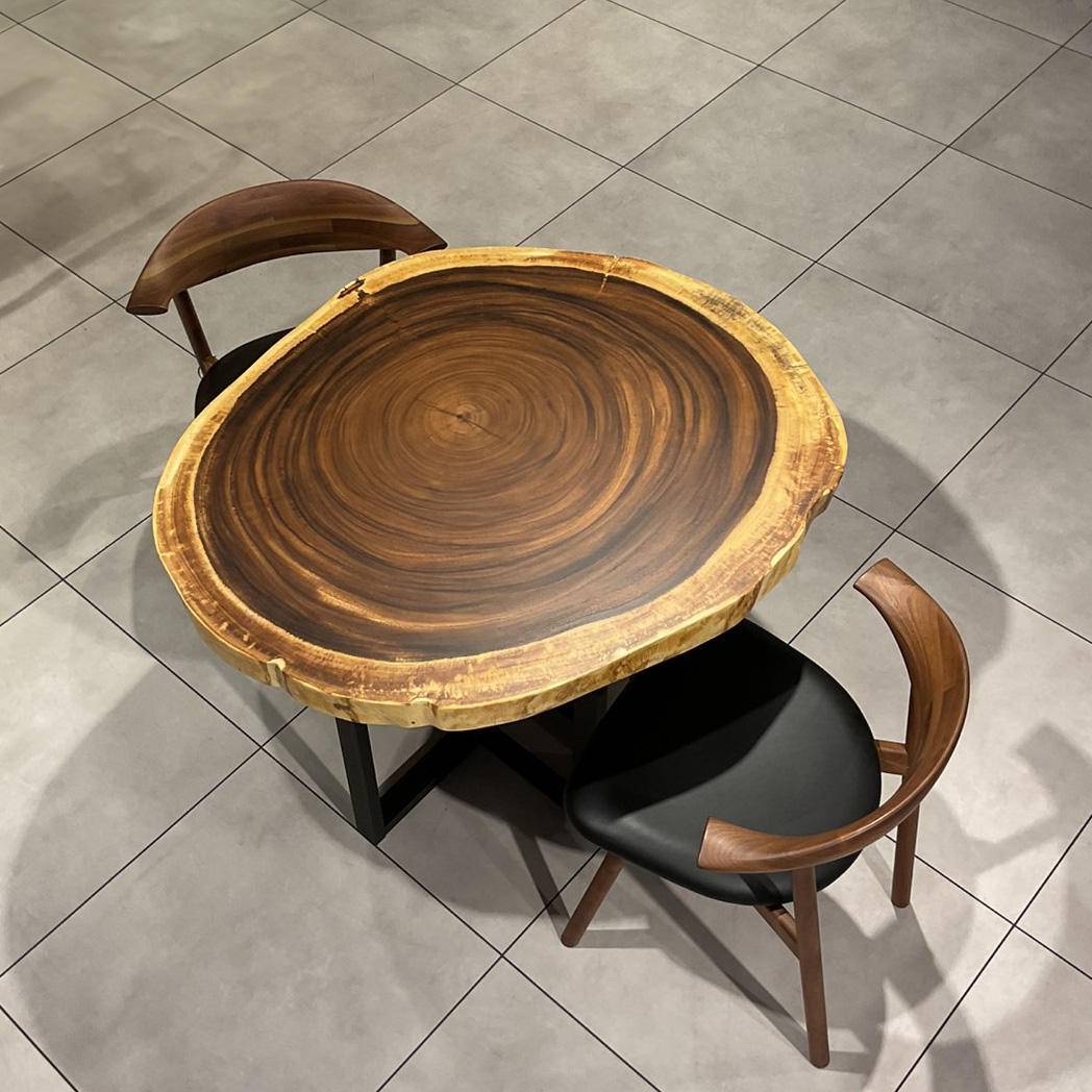 大川店おすすめのモンキーポッド輪切り一枚板