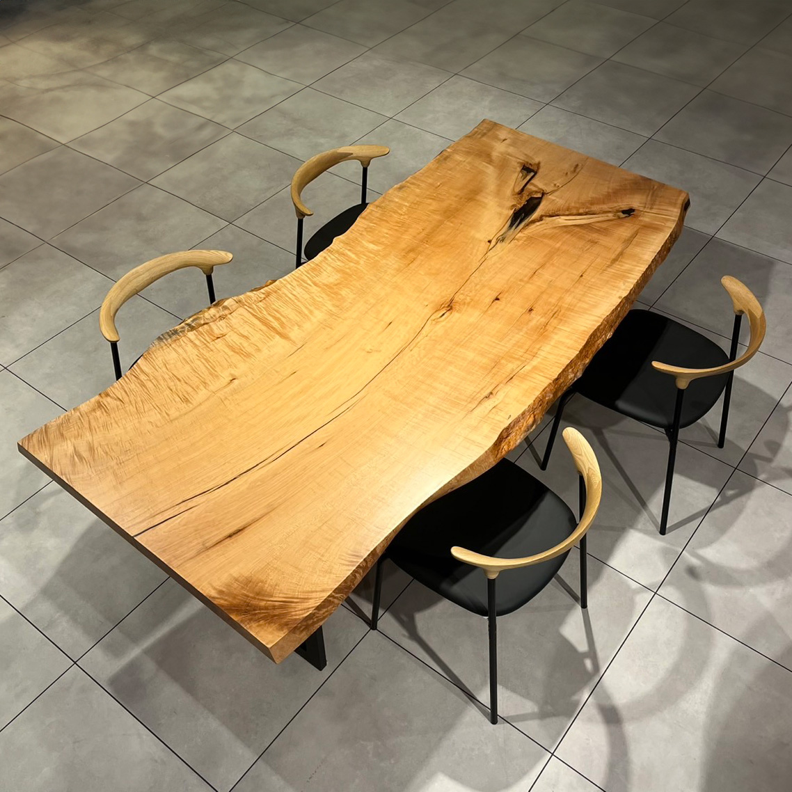 大川店おすすめのカエデ一枚板