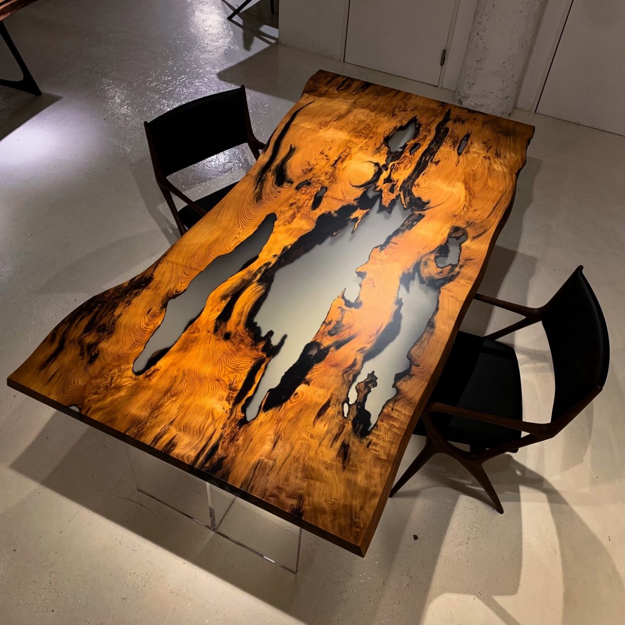 青山店展示の屋久杉一枚板