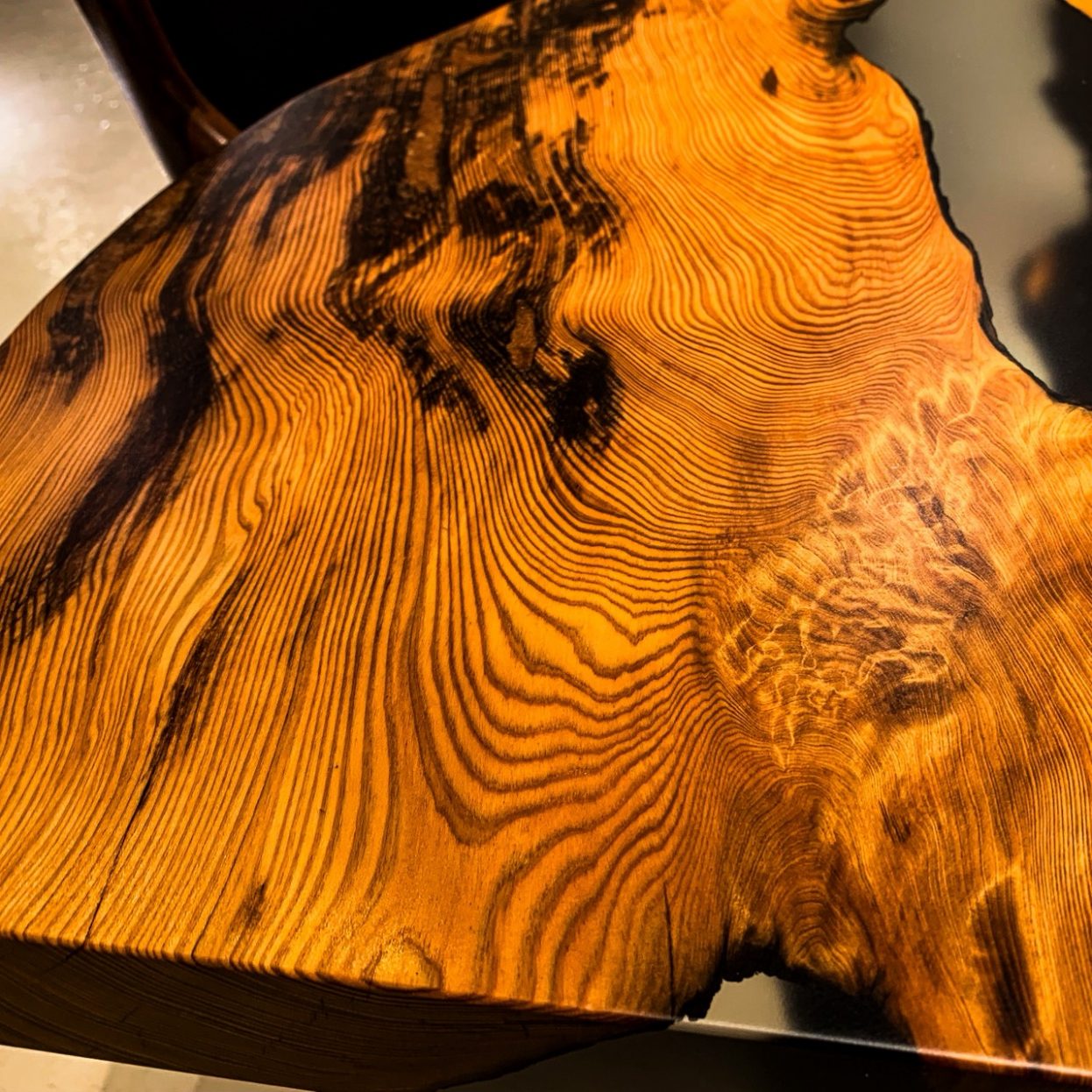 青山店展示の屋久杉一枚板