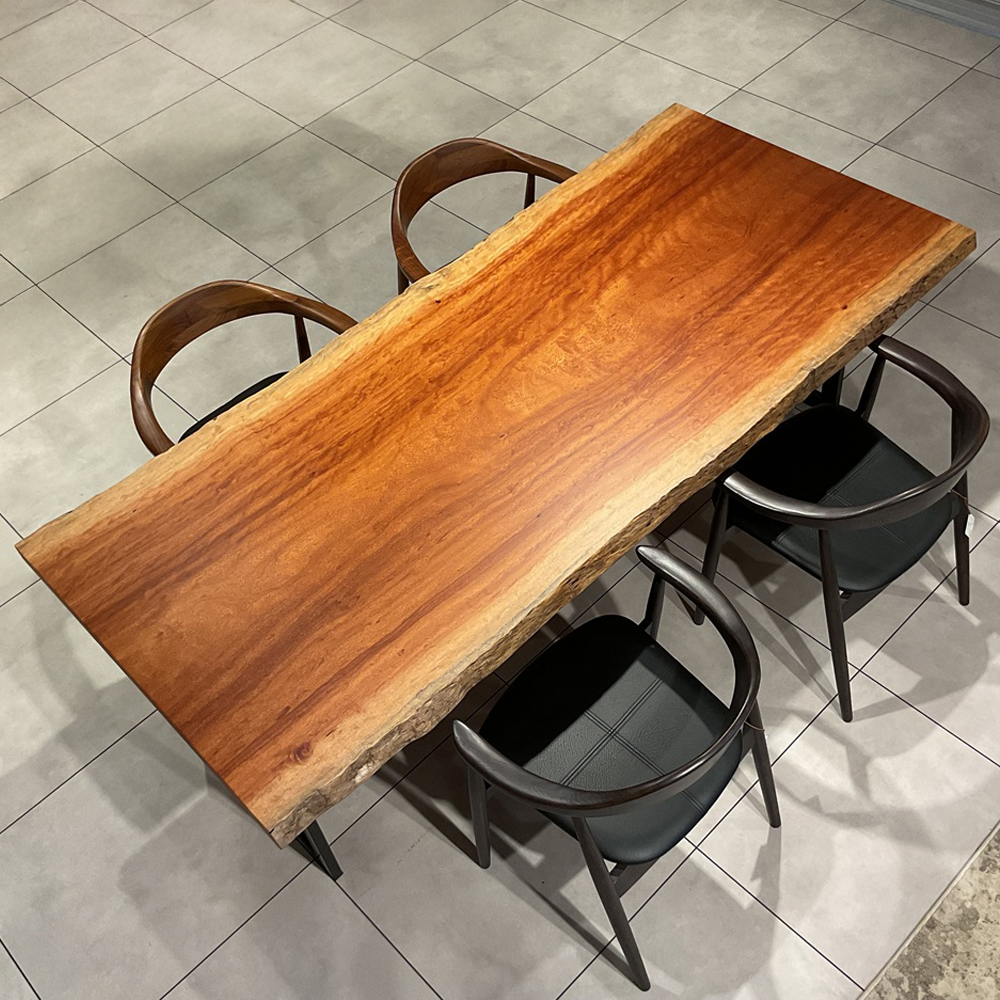 大川店おすすめのボセ一枚板テーブル