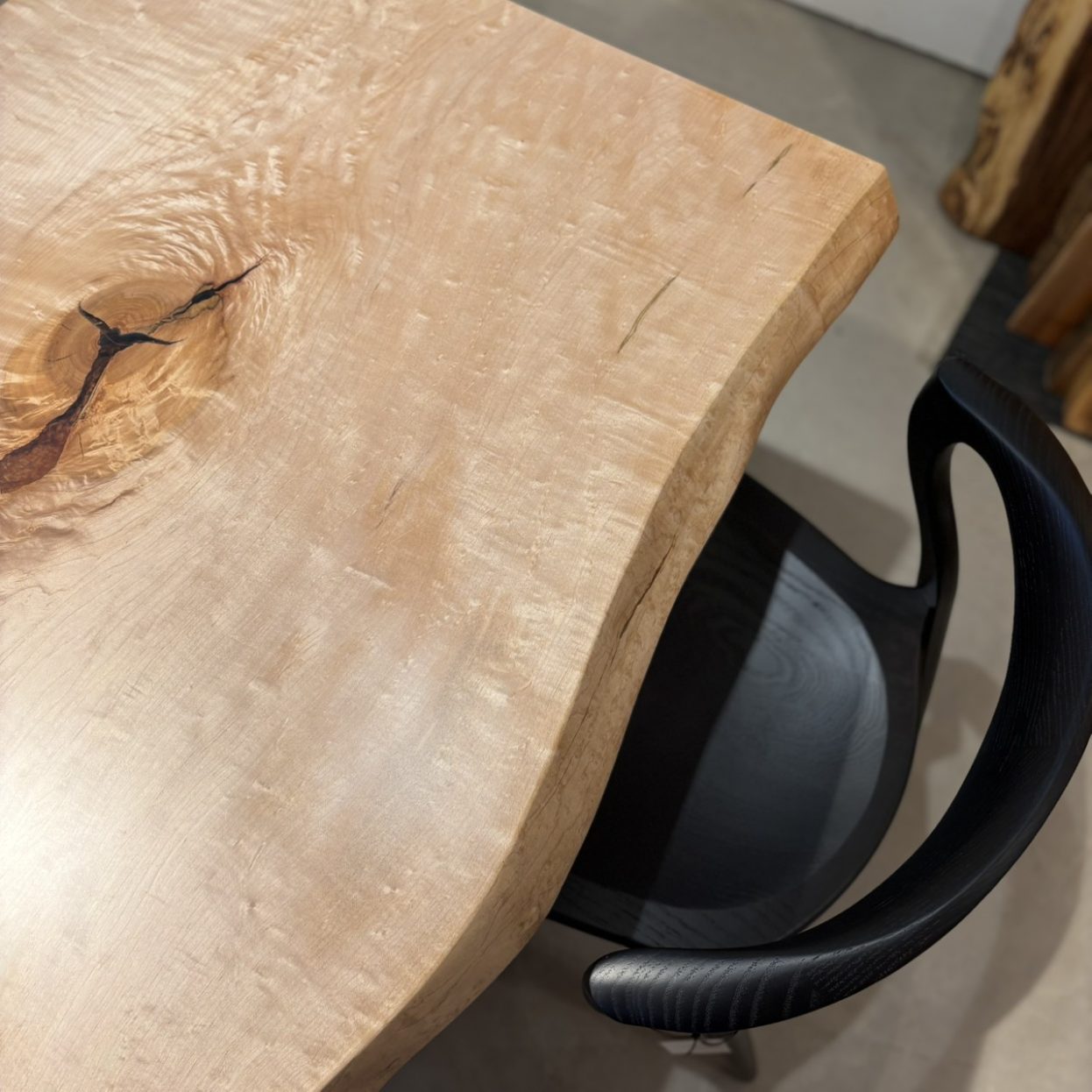 吉祥寺店展示のカエデ一枚板テーブル