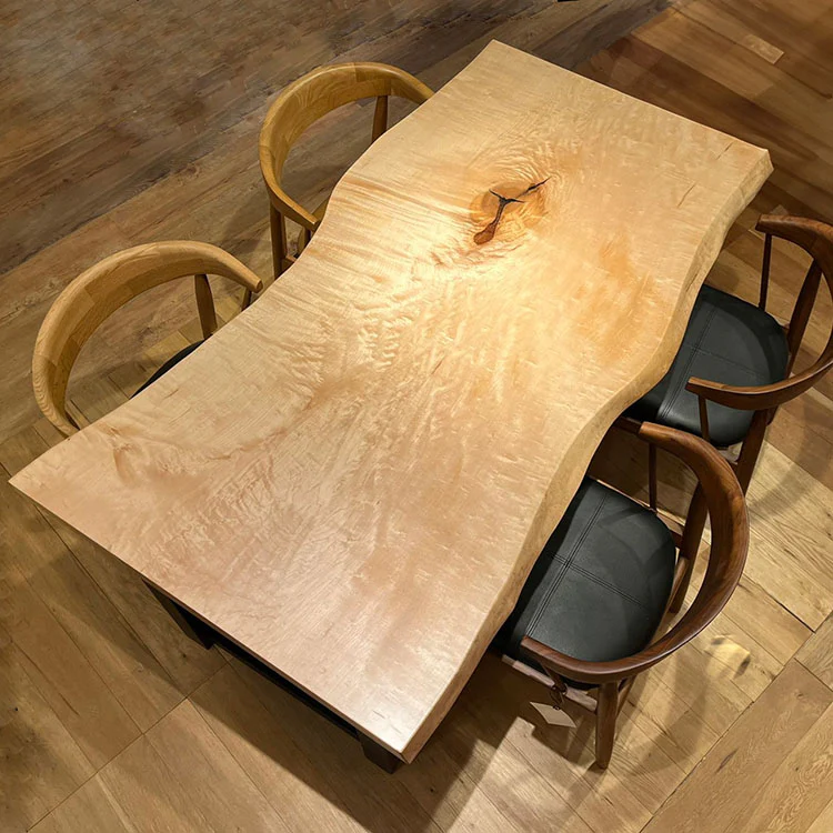 吉祥寺店展示のカエデ一枚板テーブル