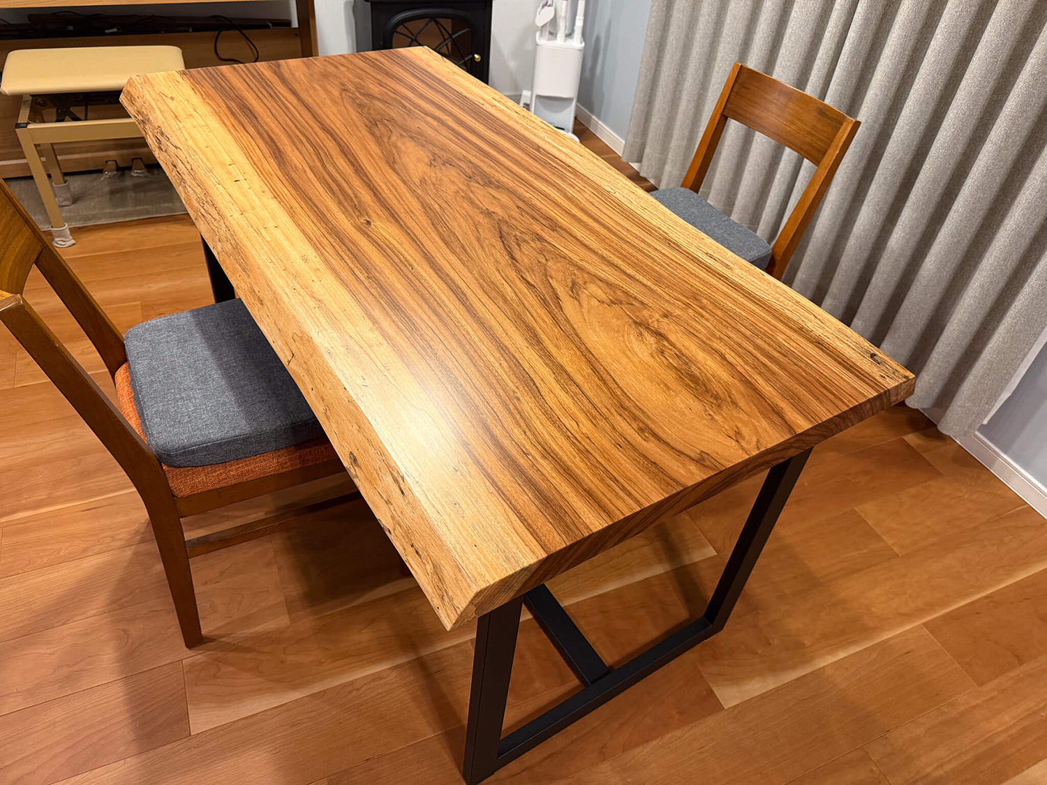 ベリの一枚板テーブル