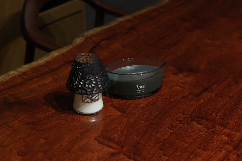 カリン一枚板とキャンドル