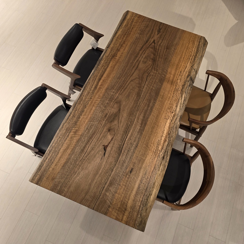 神戸店おすすめのパプアニューギニアウォールナット一枚板