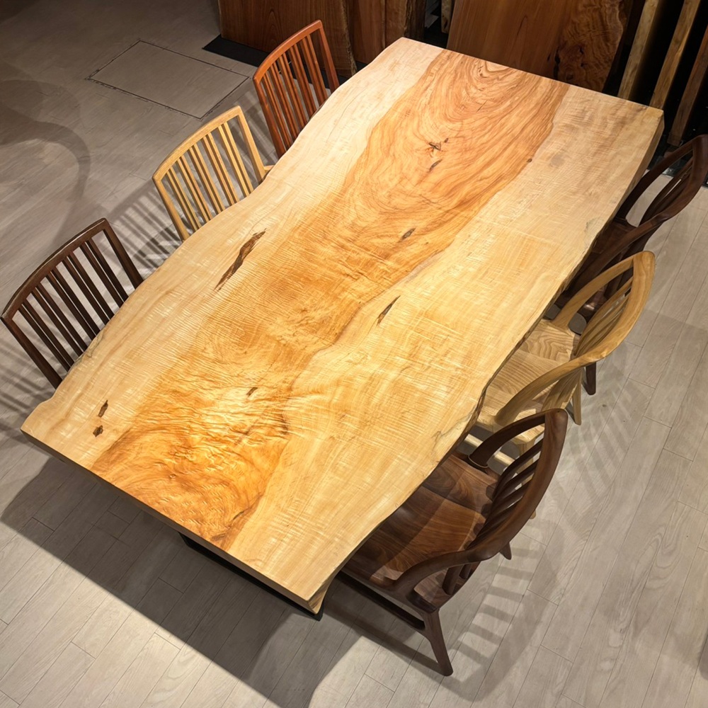 新宿店おすすめのトチ一枚板