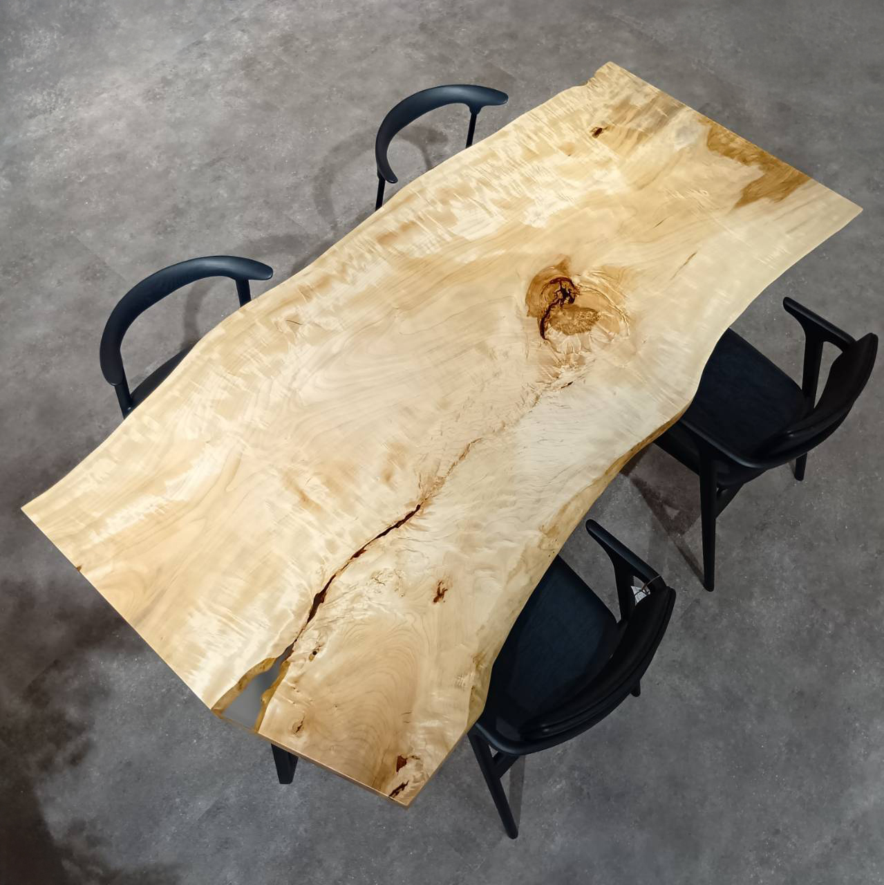 名古屋店おすすめのトチ一枚板