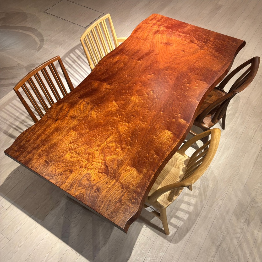 新宿店おすすめのサペリ一枚板