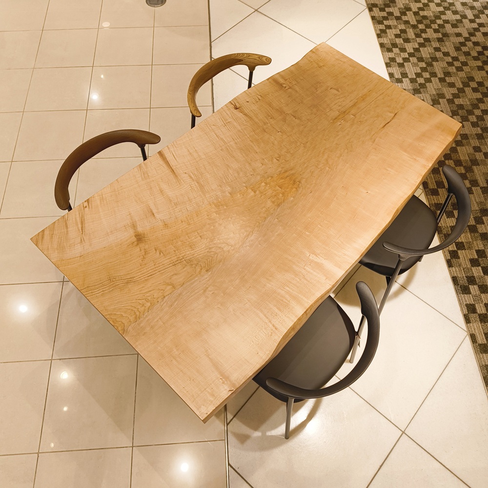 梅田店おすすめのカエデ一枚板