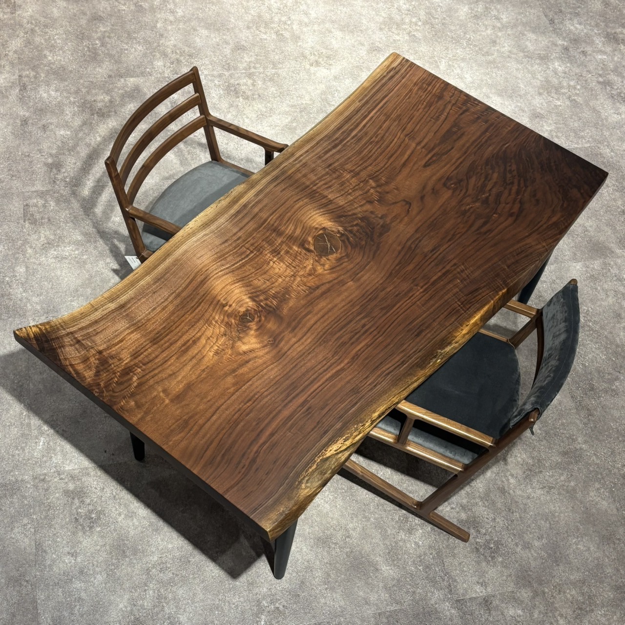 国内最大級の一枚板専門店　アトリエ木馬（名古屋）