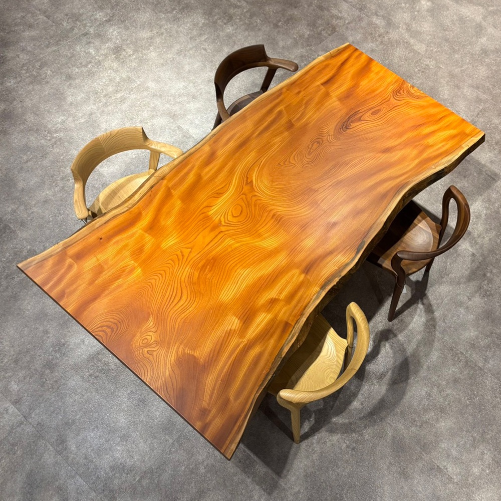 国内最大級の一枚板専門店　アトリエ木馬（名古屋）