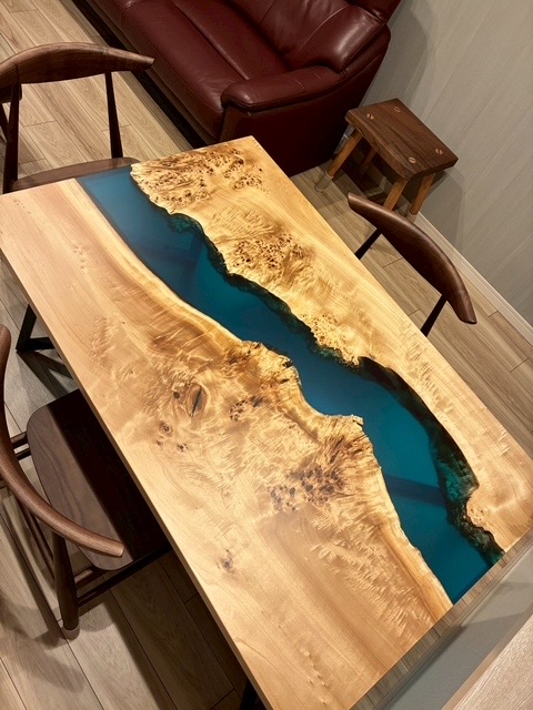 ポプラのブルーレジンテーブルの画像