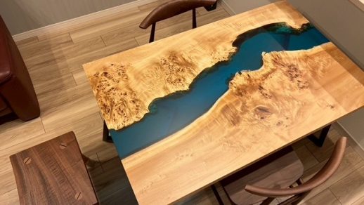 ポプラのブルーレジンテーブル