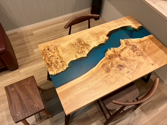 ポプラのブルーレジンテーブルの画像