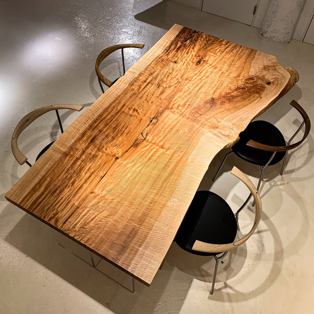 青山店おすすめのトチ一枚板